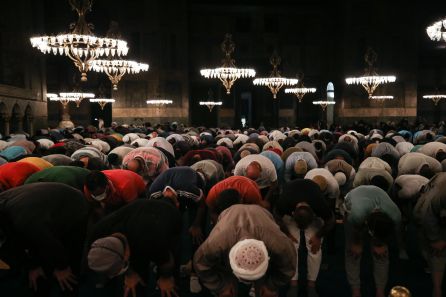 Cientos de personas accedieron al interior del templo para realizar el rezo comunitario. Cientos de personas accedieron al interior del templo para realizar el rezo comunitario.