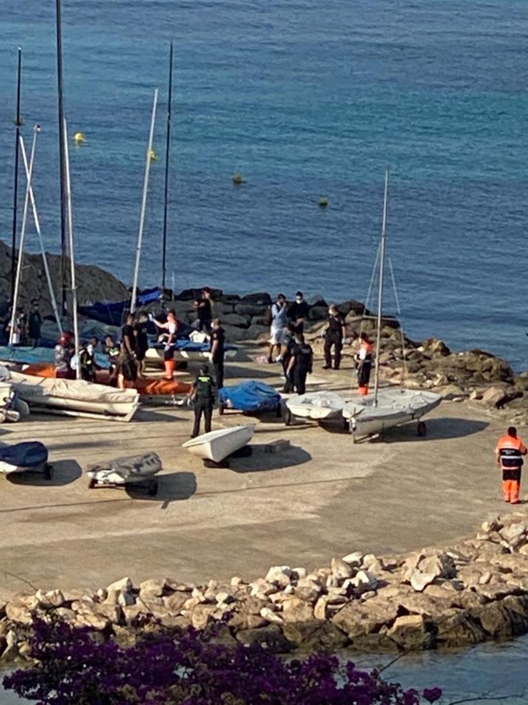 Personal de Cruz Roja ha atendido a los inmigrantes llegados en patera esta mañana a Moraira. Personal de Cruz Roja ha atendido a los inmigrantes llegados en patera esta mañana a Moraira.