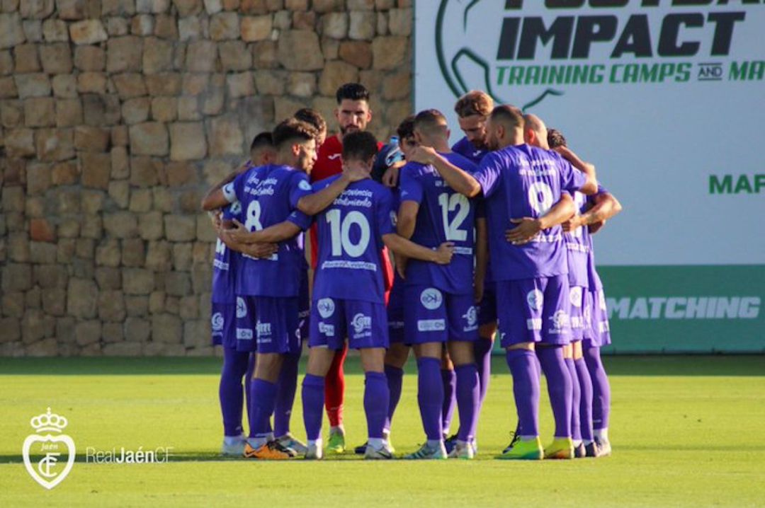 Los futbolistas del Real Jaén en un momento del partido. Los futbolistas del Real Jaén en un momento del partido.