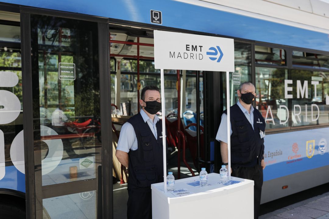 Voluntarios atendiendo el autobús solidario que la EMT pone en marcha, junto a Cruz Roja Española, para recoger productos de higiene infantil para ayudar a familias afectadas por la actual crisis de la Covid-19. Voluntarios atendiendo el autobús solidario que la EMT pone en marcha, junto a Cruz Roja Española, para recoger productos de higiene infantil para ayudar a familias afectadas por la actual crisis de la Covid-19.