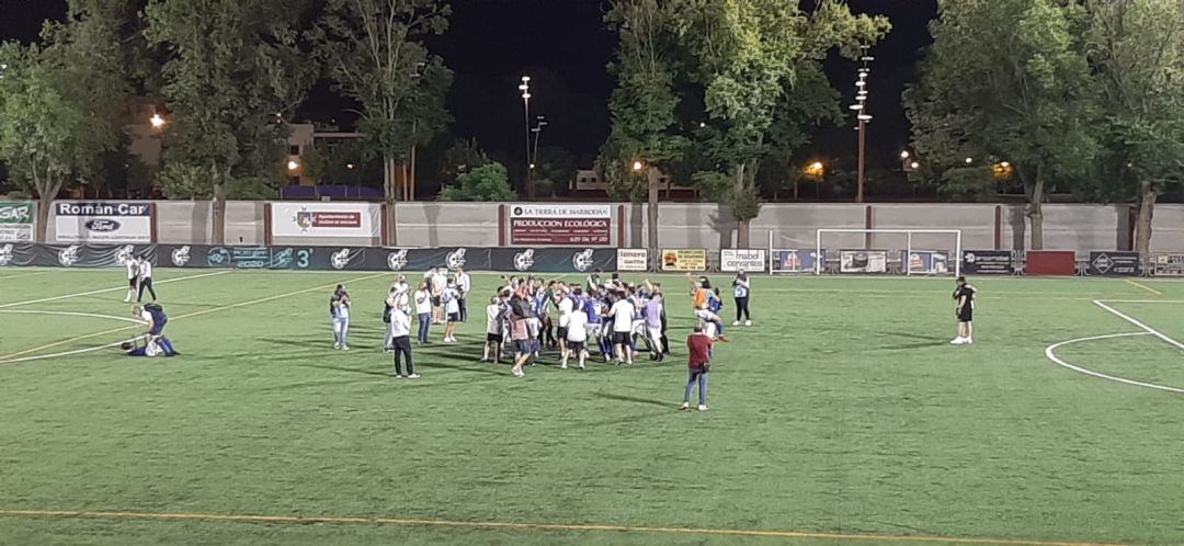 La UD Socuéllamos festeja el ascenso sobre el campo La UD Socuéllamos festeja el ascenso sobre el campo