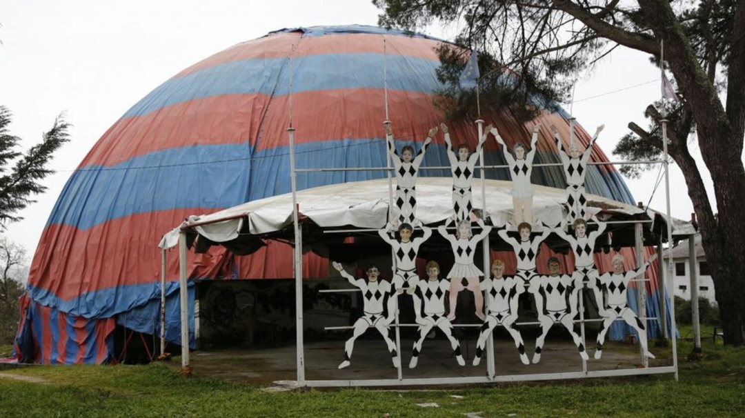 Este es el estado actual de la carpa que servía como Escuela de Circo en la Ciudad de los Muchachos de Ourense Este es el estado actual de la carpa que servía como Escuela de Circo en la Ciudad de los Muchachos de Ourense