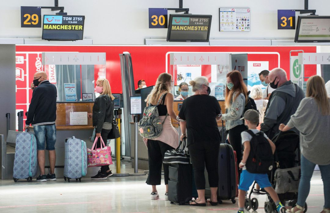 Pasajeros con destino a Manchester en la terminal 1 de salidas el aeropuerto César Manrique (Lanzarote), este domingo, en el primer día en el que el Reino Unido vuelve a imponer cuarentena a los viajeros procedentes de España. Pasajeros con destino a Manchester en la terminal 1 de salidas el aeropuerto César Manrique (Lanzarote), este domingo, en el primer día en el que el Reino Unido vuelve a imponer cuarentena a los viajeros procedentes de España.