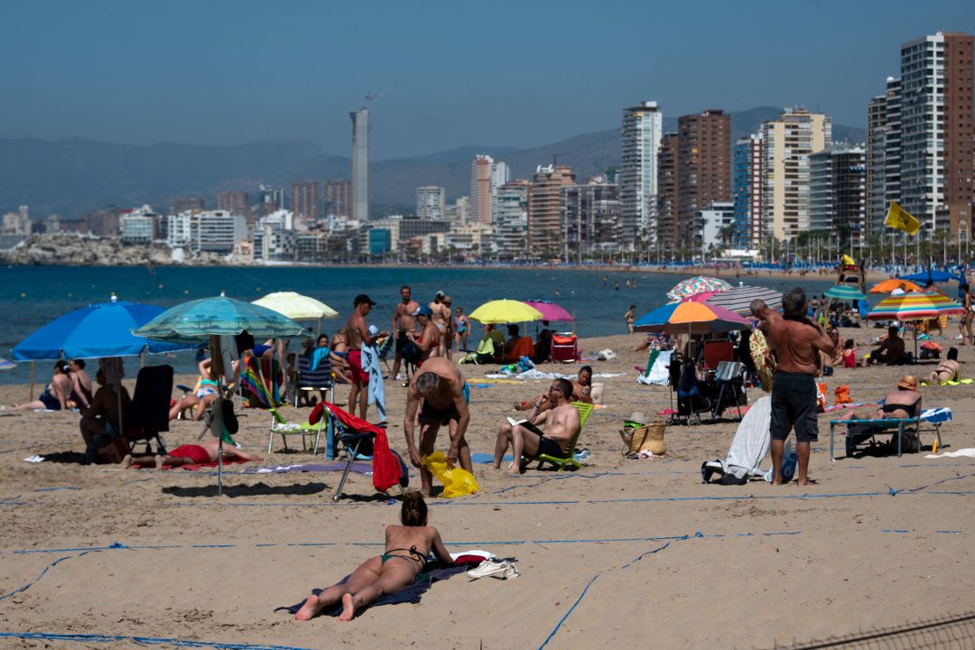 Imagen de archivo de una playa de Benidorm adaptada para garantizar la distancia de seguridad Imagen de archivo de una playa de Benidorm adaptada para garantizar la distancia de seguridad
