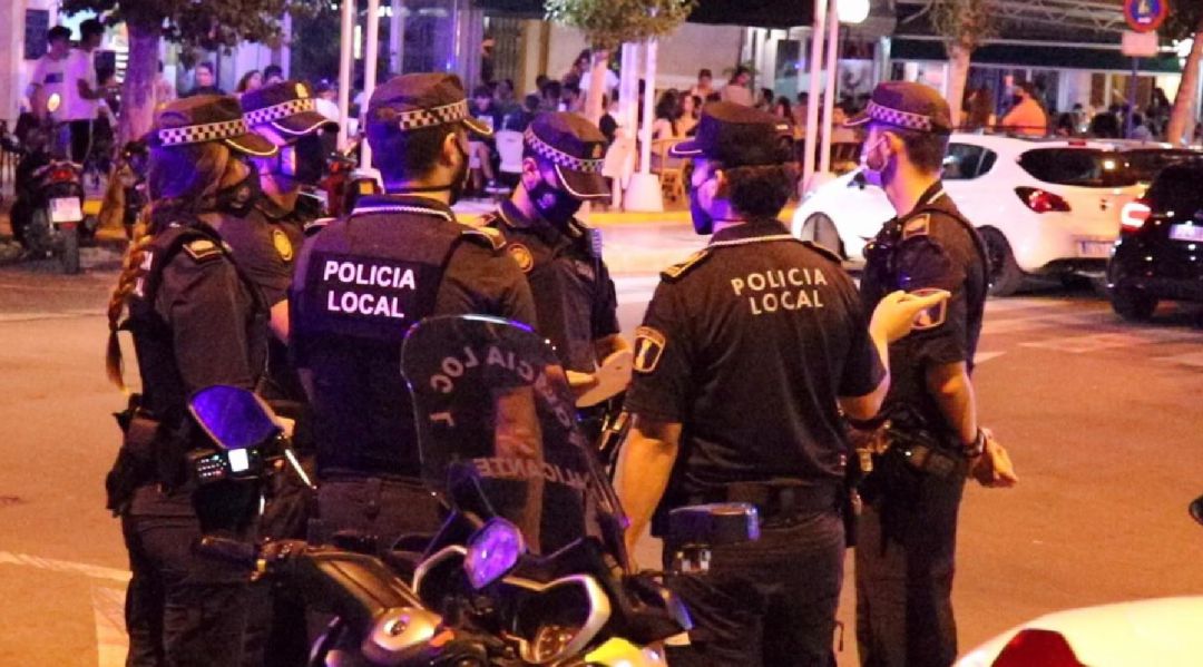 Agentes de la Policía Local durante el dispositivo especial de vigilancia del este pasado sábado Agentes de la Policía Local durante el dispositivo especial de vigilancia del este pasado sábado