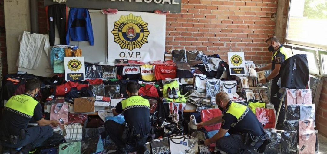 Algunas de las prendas incautadas por la unidad Fox de la Policía Local Algunas de las prendas incautadas por la unidad Fox de la Policía Local
