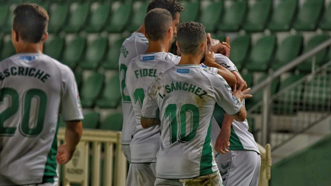 Los jugadores del Elche celebran el gol de la victoria ante el Oviedo Los jugadores del Elche celebran el gol de la victoria ante el Oviedo