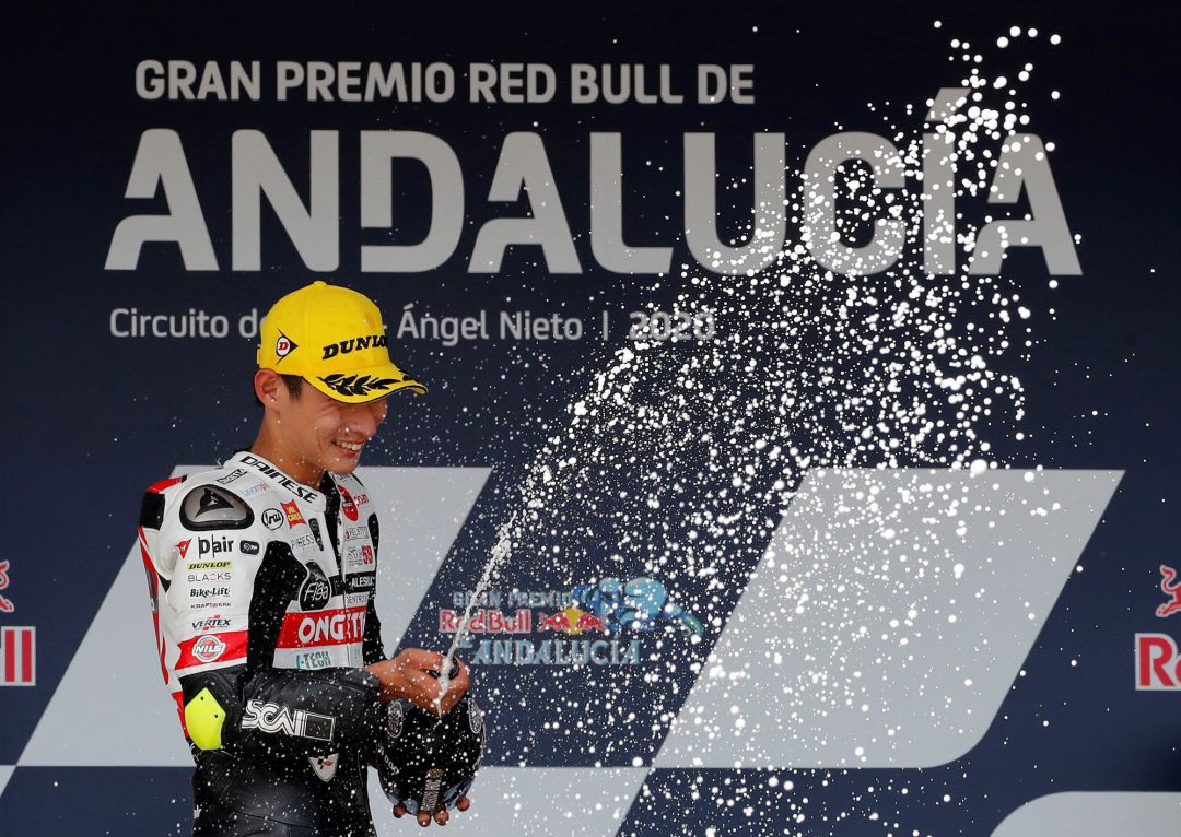 El japonésTatsuki Suzuki (Honda) celebrando la victoria en Jerez El japonésTatsuki Suzuki (Honda) celebrando la victoria en Jerez