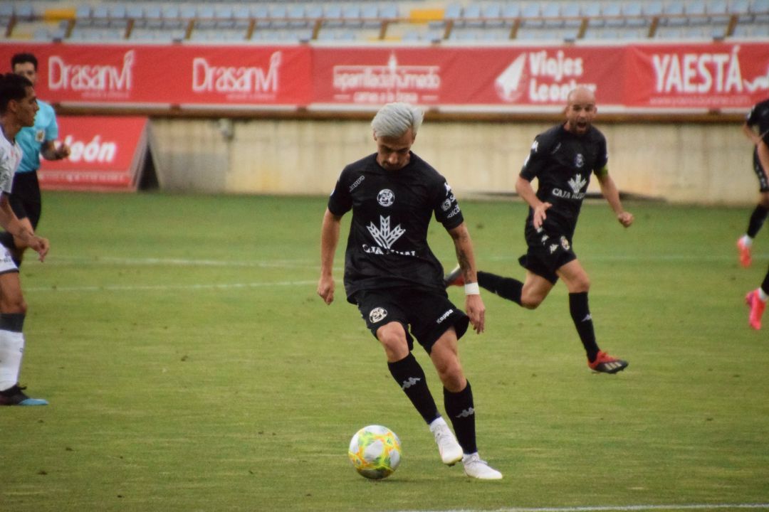 Valentín marcó el primero de los dos goles del Zamora CF ante la Gimnástica Segoviana Valentín marcó el primero de los dos goles del Zamora CF ante la Gimnástica Segoviana