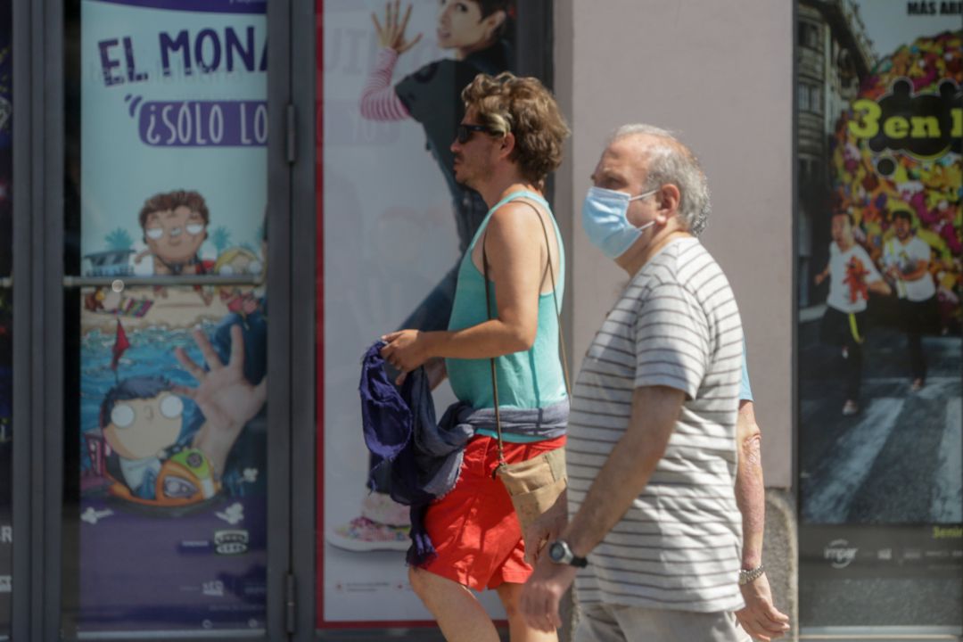 Transeúntes pasean por las calles de la capital, que junto a Canarias, es la única comunidad autónoma de España donde sigue sin ser obligatorio usar la mascarilla aún sin distancia interpersonal. Transeúntes pasean por las calles de la capital, que junto a Canarias, es la única comunidad autónoma de España donde sigue sin ser obligatorio usar la mascarilla aún sin distancia interpersonal.