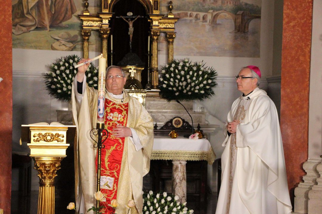 El obispo Lorca Planes en la Vigilia Pascual El obispo Lorca Planes en la Vigilia Pascual