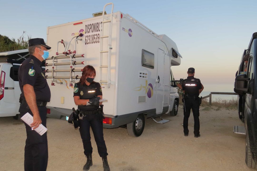 Agentes multan a una de las caravanas. Agentes multan a una de las caravanas.