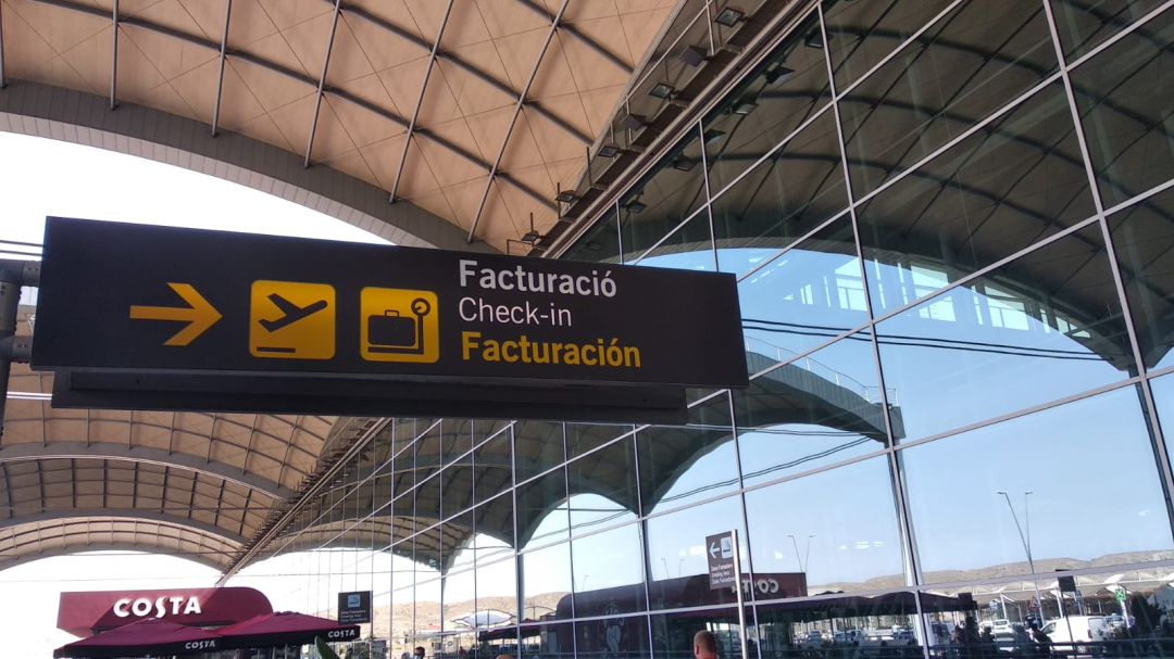 Entrada a la zona de facturación del aeropuerto Alicante - Elche Entrada a la zona de facturación del aeropuerto Alicante - Elche