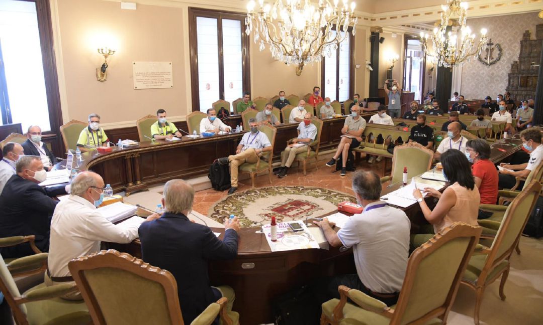 La tradicional reunión de directores en la víspera del inicio de la competición. La tradicional reunión de directores en la víspera del inicio de la competición.