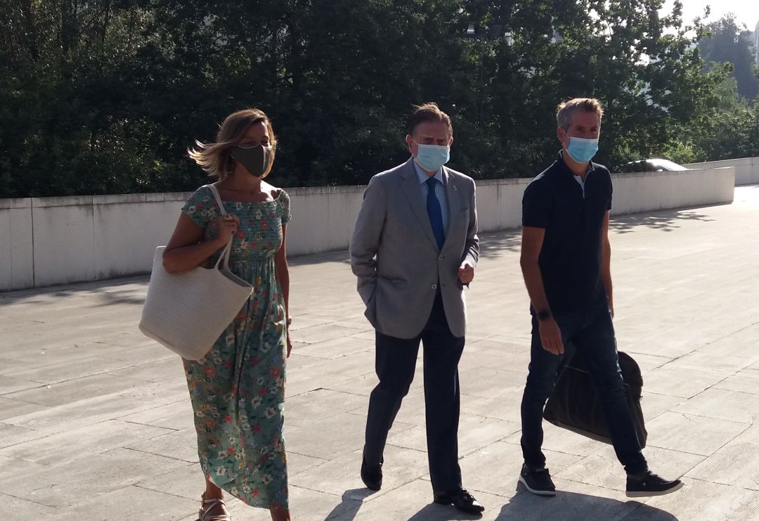El Alcalde de Oviedo, Alfredo Canteli, entre la Gerente y el Director de la orquesta Oviedo Filarmonía, María Riera y Lucas Macía, con quienes acudió al primer ensayo presencial del ciclo "OFIL Contigo" en el Palacio de Congresos de la ciudad El Alcalde de Oviedo, Alfredo Canteli, entre la Gerente y el Director de la orquesta Oviedo Filarmonía, María Riera y Lucas Macía, con quienes acudió al primer ensayo presencial del ciclo "OFIL Contigo" en el Palacio de Congresos de la ciudad
