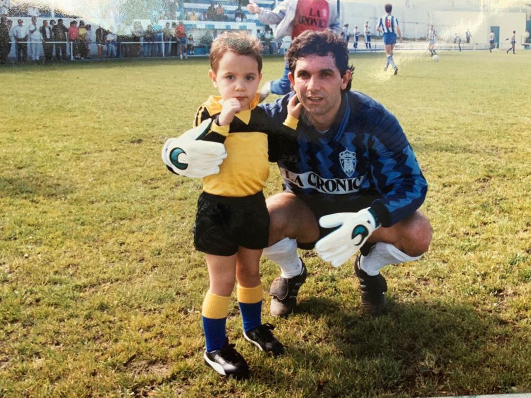Eduardo Fernández junto a su hijo antes del comienzo de un partido Eduardo Fernández junto a su hijo antes del comienzo de un partido