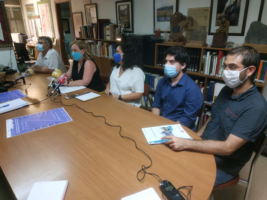 Las directivas del IEB junto a representantes de Fabularia y ARBEAS Las directivas del IEB junto a representantes de Fabularia y ARBEAS