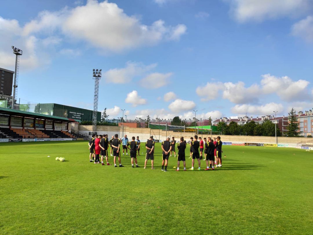La plantilla del Portugalete, durante un entrenamiento La plantilla del Portugalete, durante un entrenamiento