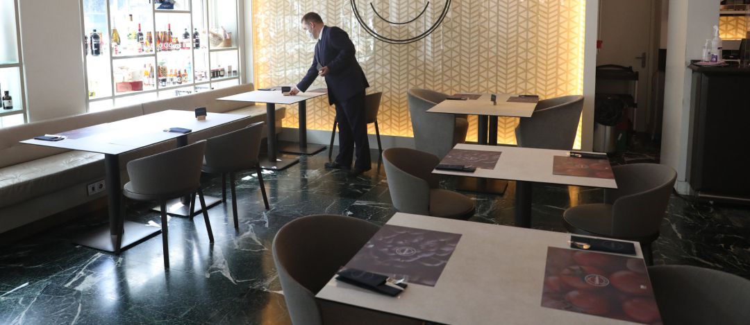 Un camarero prepara una mesa en el restaurante Tablafina en el Paseo del Prado durante la segunda fase de la nueva normalidad en la que el aforo permitido en las zonas comunes de los restaurantes aumenta hasta el 75%. Un camarero prepara una mesa en el restaurante Tablafina en el Paseo del Prado durante la segunda fase de la nueva normalidad en la que el aforo permitido en las zonas comunes de los restaurantes aumenta hasta el 75%.