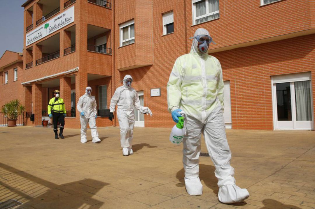 Soldados de la UME (Unidad Militar de Emergencias) tras desinfectar las dependencias de la residencia de mayores de La Zubia (Granada) afectada por la covid-19 en abril de 2020 Soldados de la UME (Unidad Militar de Emergencias) tras desinfectar las dependencias de la residencia de mayores de La Zubia (Granada) afectada por la covid-19 en abril de 2020