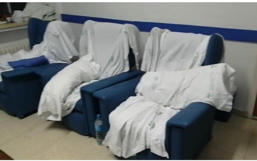 Sillones contiguos, sin distancia de seguridad, en el Complejo Hospitalario de Jaén según ha denunciado el PSOE Sillones contiguos, sin distancia de seguridad, en el Complejo Hospitalario de Jaén según ha denunciado el PSOE