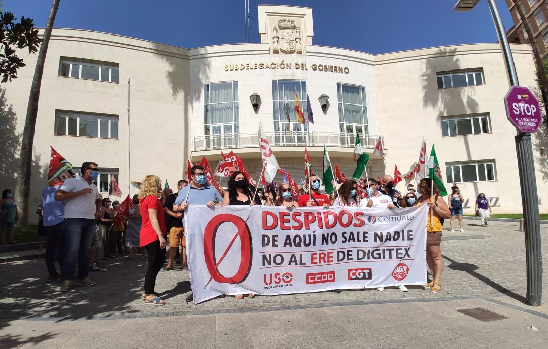 Trabajadores de Comdata se han desplazado hasta Jaén capital para protestar por los despidos que se avecinan en el centro de La Carolina Trabajadores de Comdata se han desplazado hasta Jaén capital para protestar por los despidos que se avecinan en el centro de La Carolina