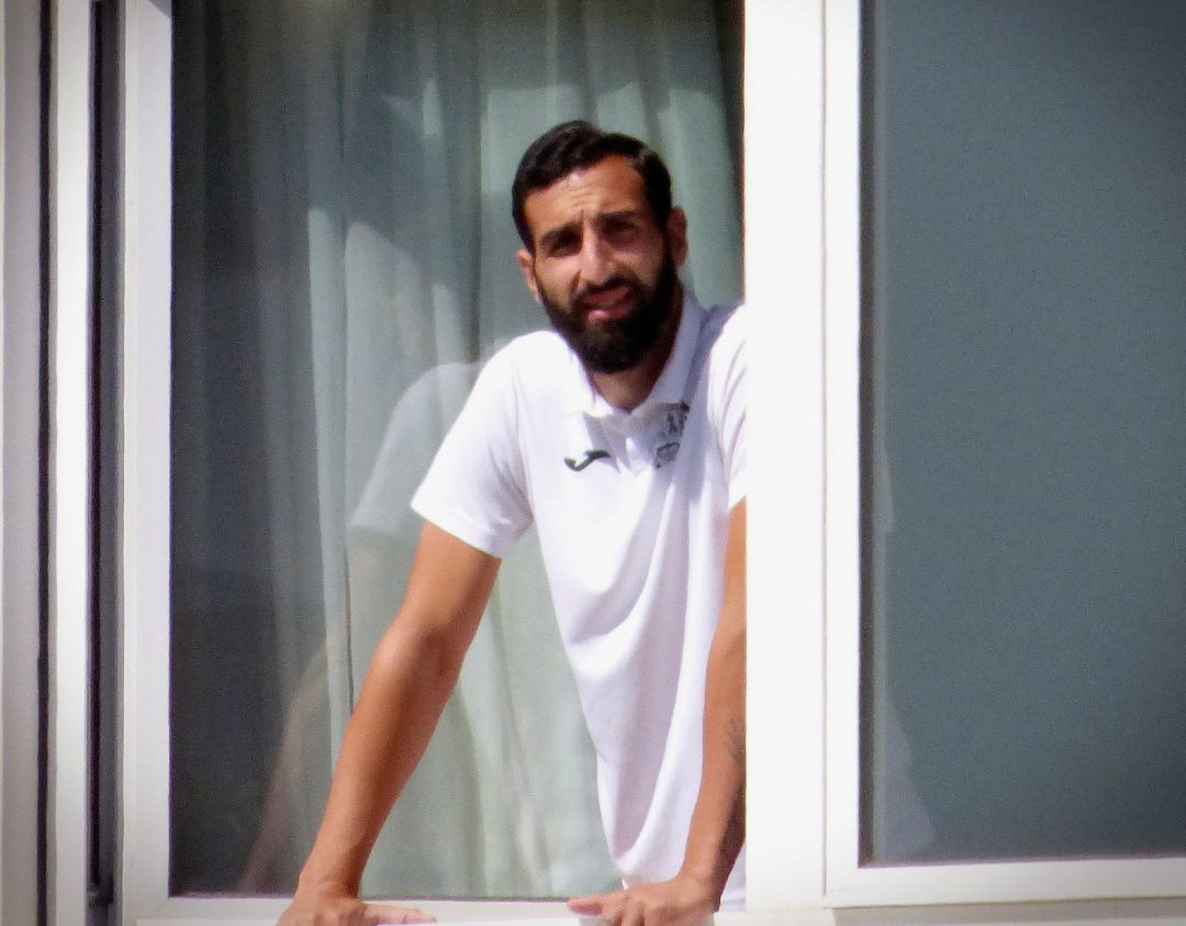 José Rodríguez, jugador del Fuenlabrada, se asoma este miércoles a una de las ventanas del hotel Finisterre de A Coruña, donde el equipo madrileña permanece confinado José Rodríguez, jugador del Fuenlabrada, se asoma este miércoles a una de las ventanas del hotel Finisterre de A Coruña, donde el equipo madrileña permanece confinado