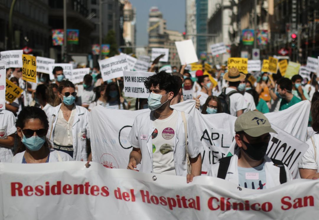 Participantes portan pancartas reivindicativas en una manifestación de los médicos internos residentes (MIR) en Madrid (España), a 27 de julio de 2020 Participantes portan pancartas reivindicativas en una manifestación de los médicos internos residentes (MIR) en Madrid (España), a 27 de julio de 2020