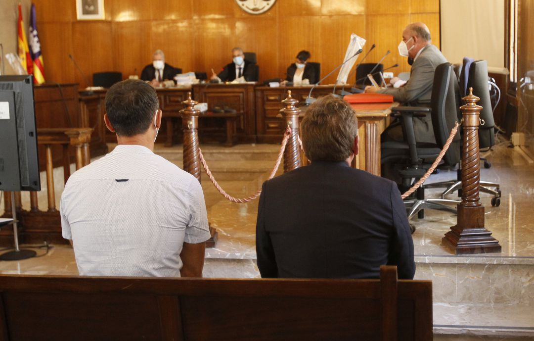 El administrador de Roig SA, Antoni Roig, sentado en el banquillo de los acusados de la Sección Segunda de la Audiencia Provincial de Baleares, en Palma de Mallorca, Islas Baleares (España), a 27 de julio de 2020. Roig es investigado junto a otros tres acusados por las supuestas irregularidades en el mantenimiento de las instalaciones deportivas del Ayuntamiento de Palma, presuntamente para beneficiar a una empresa privada. La Fiscalía les imputa un delito continuado de malversación, un delito de fraude a la administración y un delito continuado de prevaricación administrativa.
El administrador de Roig SA, Antoni Roig, sentado en el banquillo de los acusados de la Sección Segunda de la Audiencia Provincial de Baleares, en Palma de Mallorca, Islas Baleares (España), a 27 de julio de 2020. Roig es investigado junto a otros tres acusados por las supuestas irregularidades en el mantenimiento de las instalaciones deportivas del Ayuntamiento de Palma, presuntamente para beneficiar a una empresa privada. La Fiscalía les imputa un delito continuado de malversación, un delito de fraude a la administración y un delito continuado de prevaricación administrativa.