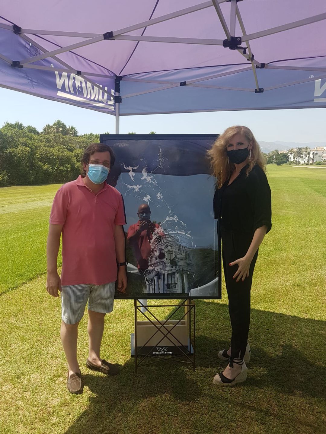El alcalde de Madrid, Jose Luís Martínez Almeida, junto a la artista motrileña, Mar Aragón, en la entrega de acuarela dedicada a la capital de España en el transcurso del I Trofeo "Homenaje a la Ciudad de Madrid" celebrado en el campo de golf Los Moriscos de Motril El alcalde de Madrid, Jose Luís Martínez Almeida, junto a la artista motrileña, Mar Aragón, en la entrega de acuarela dedicada a la capital de España en el transcurso del I Trofeo "Homenaje a la Ciudad de Madrid" celebrado en el campo de golf Los Moriscos de Motril