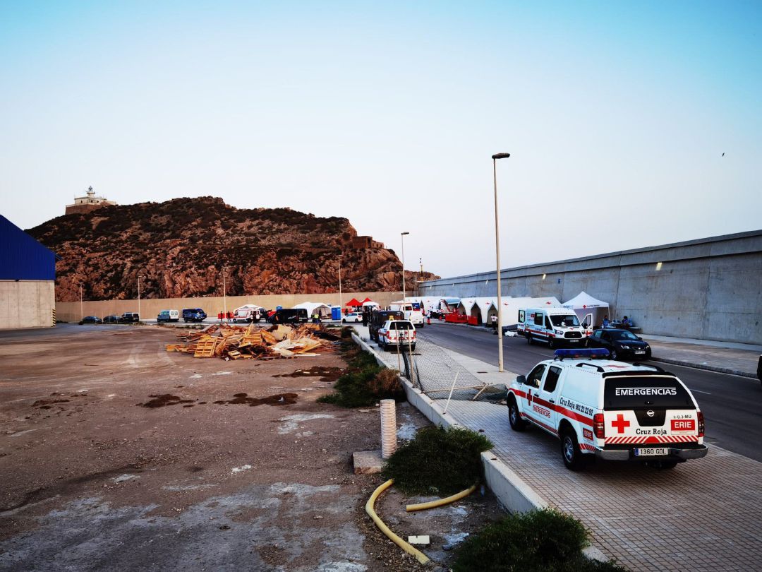 Imagen del dispositivo de Cruz Roja habilitado para recibir a los inmigrantes llegados en patera a la costa de la Región Imagen del dispositivo de Cruz Roja habilitado para recibir a los inmigrantes llegados en patera a la costa de la Región