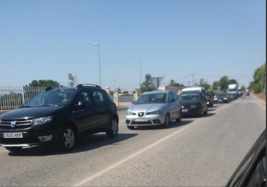Imagen de las colas que hacen los conductores para entrar o salir de Totana, en fase 1 de la desescalada Imagen de las colas que hacen los conductores para entrar o salir de Totana, en fase 1 de la desescalada
