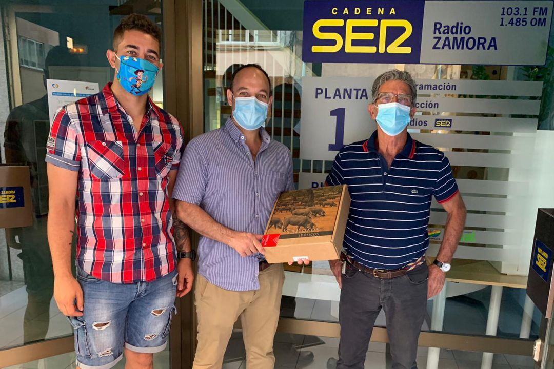 Alberto Rebollo, responsable de Jamones El Rebollar, haciendo entrega de los lotes de productos. Alberto Rebollo, responsable de Jamones El Rebollar, haciendo entrega de los lotes de productos.