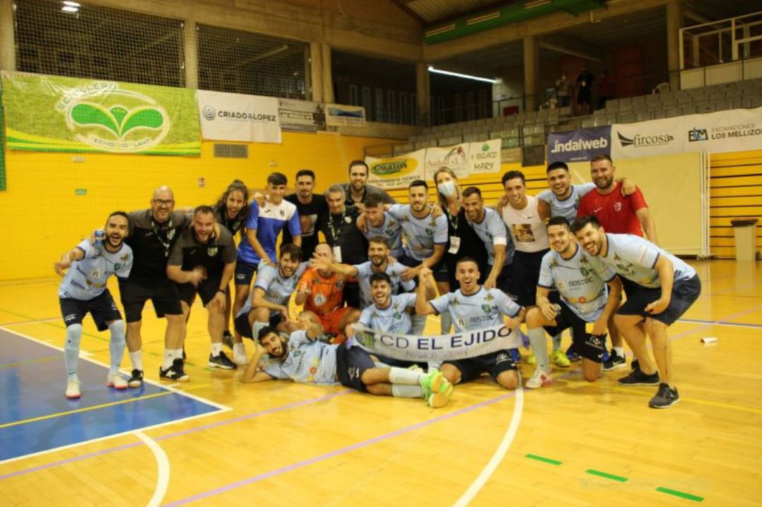 Los jugadores del CD El Ejido celebrando el ascenso a Segunda. Los jugadores del CD El Ejido celebrando el ascenso a Segunda.