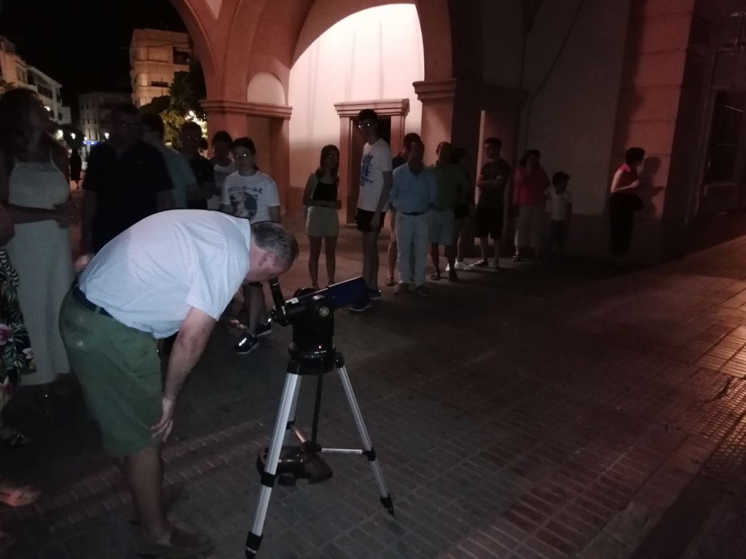 Observación astronómica en la Plaza de España, de Andújar Observación astronómica en la Plaza de España, de Andújar