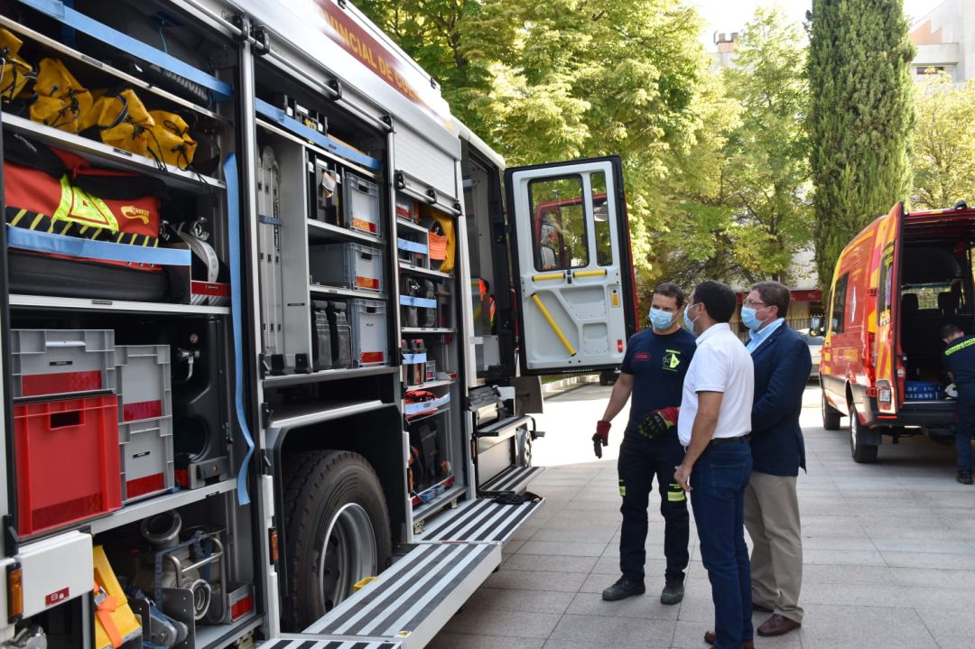 El presidente (en el centro, con camisa blanca) durante la presentación del nuevo vehículo de bomberos El presidente (en el centro, con camisa blanca) durante la presentación del nuevo vehículo de bomberos