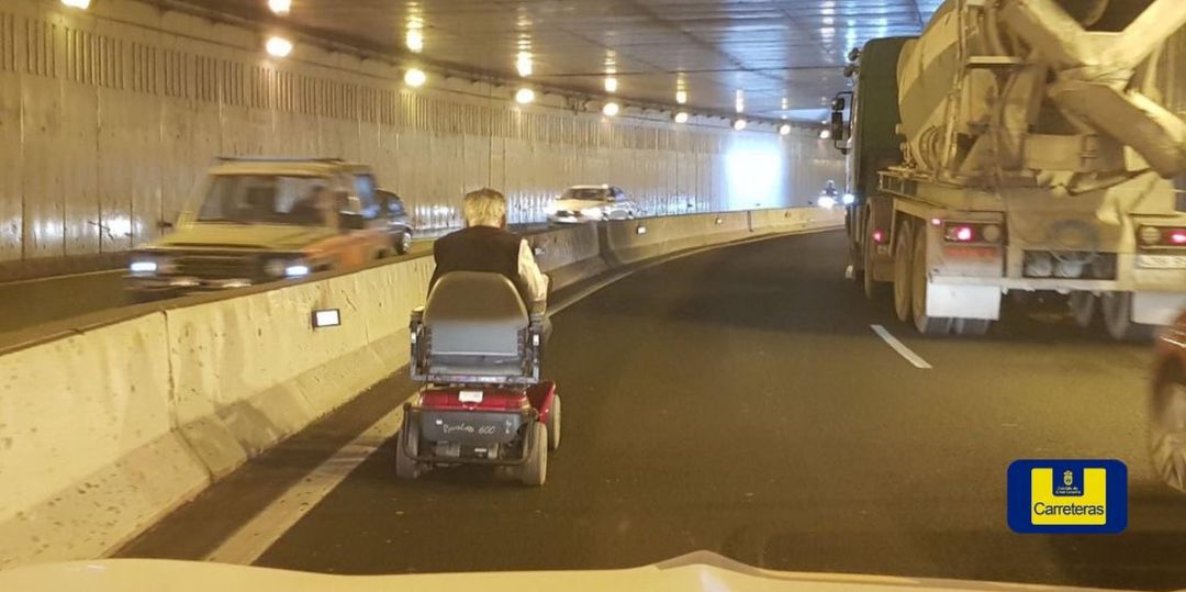 El hombre 'circulando' por el túnel El hombre 'circulando' por el túnel