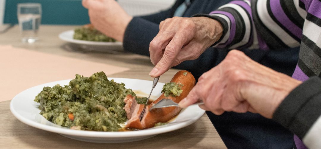 Anciano se alimenta Anciano se alimenta