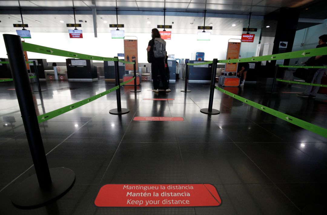Viajeros en la zona de facturación del aeropuerto Josep Tarradellas de Barcelona-El Prat. Viajeros en la zona de facturación del aeropuerto Josep Tarradellas de Barcelona-El Prat.