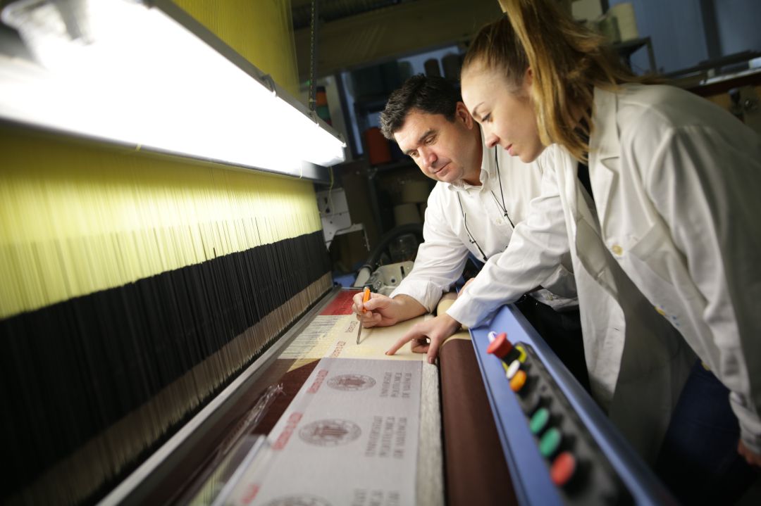 El director académico del MUITEX muestra a una alumna un dato a una alumna El director académico del MUITEX muestra a una alumna un dato a una alumna