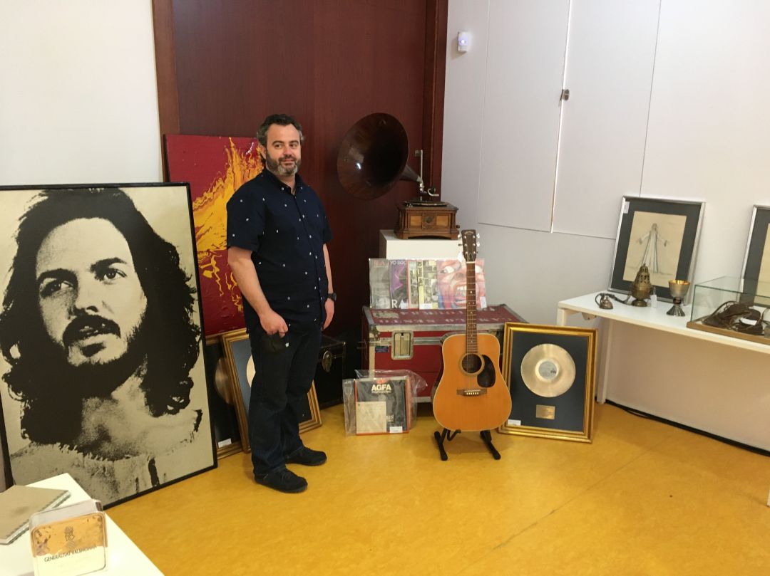 El concejal de Cultura de Alcoy muestra parte del legado de Camilo Sesto El concejal de Cultura de Alcoy muestra parte del legado de Camilo Sesto