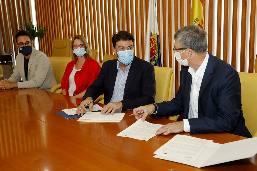 El conseller Climent y el alcalde Barcala durante la firma del convenio El conseller Climent y el alcalde Barcala durante la firma del convenio