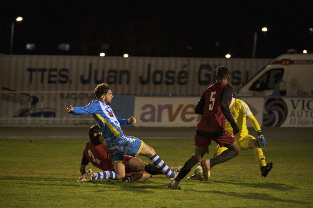 El delantero burgalés durante una acción de ataque ante el Mirandés B. El delantero burgalés durante una acción de ataque ante el Mirandés B.