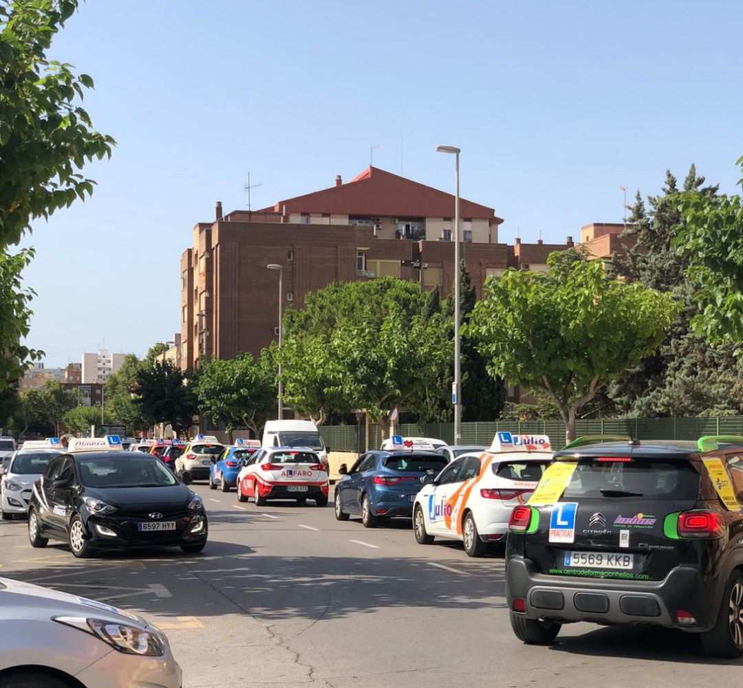 Las autoescuelas salen a la calle para exigir mayor capacidad de exámenes en la DGT Las autoescuelas salen a la calle para exigir mayor capacidad de exámenes en la DGT
