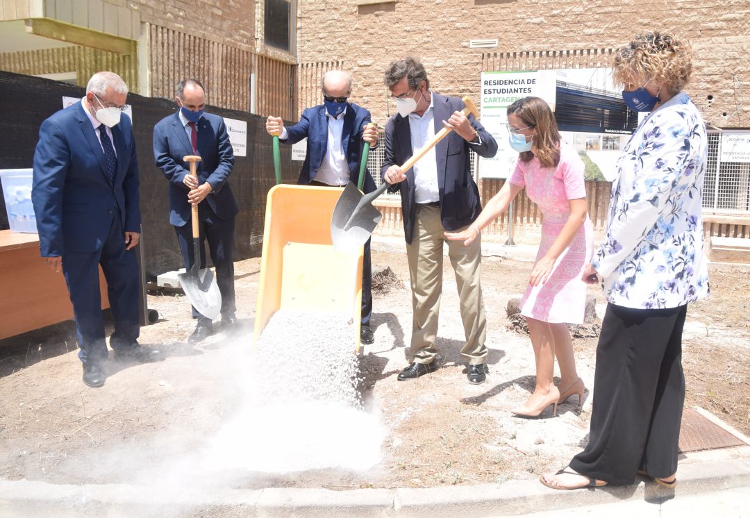 Primera piedra de la nueva residencia de la UPCT. Primera piedra de la nueva residencia de la UPCT.