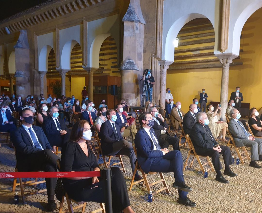 Un momento del acto de reconocimiento de CECO a sanitarios y cuerpos y fuerzas de seguridad. Un momento del acto de reconocimiento de CECO a sanitarios y cuerpos y fuerzas de seguridad.