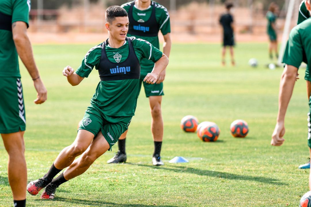 Jony Alamo en pleno ejercicio durante el entrenamiento del equipo Jony Alamo en pleno ejercicio durante el entrenamiento del equipo