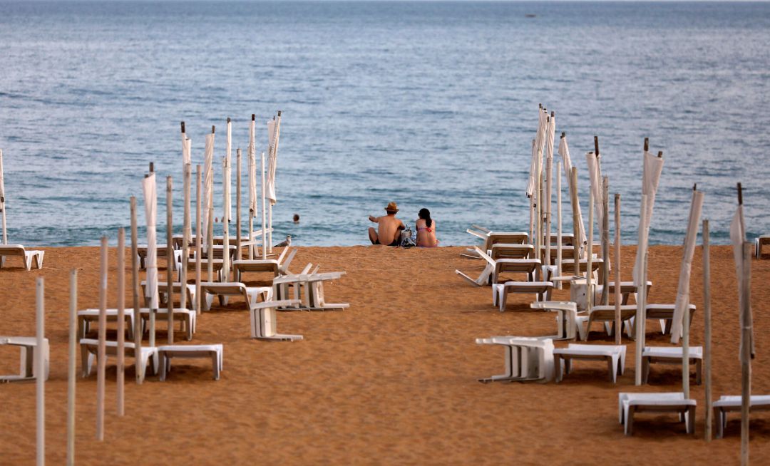 A couple is seen next to empty hammocks during the coronavirus disease (COVID-19) pandemic in downtown Albufeira, Portugal July 20, 2020. Picture taken July 20, 2020. REUTERS Rafael Marchante A couple is seen next to empty hammocks during the coronavirus disease (COVID-19) pandemic in downtown Albufeira, Portugal July 20, 2020. Picture taken July 20, 2020. REUTERS Rafael Marchante
