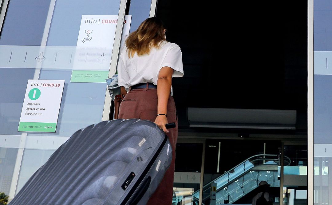 Una pasajera llega al aeropuerto. Una pasajera llega al aeropuerto.