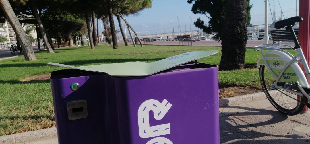 Una de las bases de las bicicletas dañadas en la playa de Gandia Una de las bases de las bicicletas dañadas en la playa de Gandia